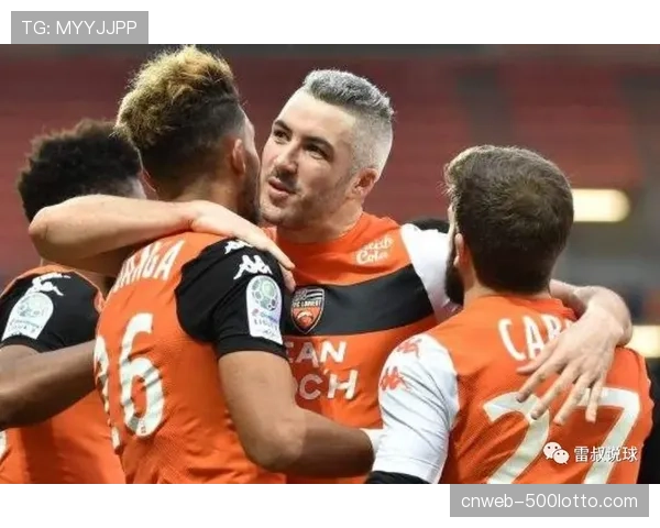 法甲与时尚品牌联名推出限量版围巾，纪念联赛百年历史