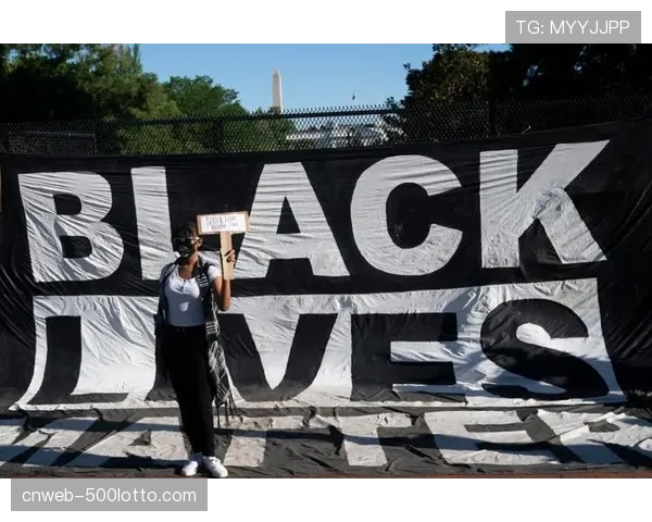 大雨中,奥格斯堡小球迷高举“为城市而战”标语牌 大雨中,奥格斯堡小球迷高举“为城市而战”标语牌